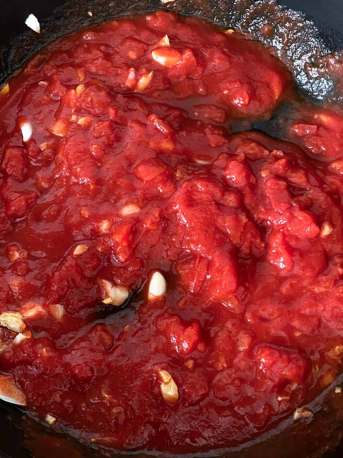 Tomato sauce with garlic.
